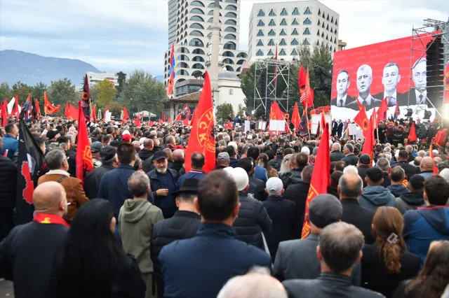 Lahey'de yargılanan Kosovalı komutanlar için Tiran'da dikkat çeken gösteri