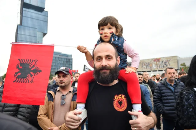 Lahey'de yargılanan Kosovalı komutanlar için Tiran'da dikkat çeken gösteri