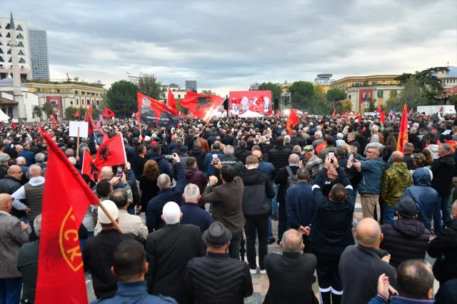 Lahey'de yargılanan Kosovalı komutanlar için Tiran'da dikkat çeken gösteri