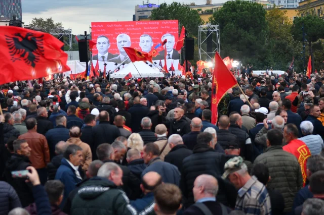Lahey'de yargılanan Kosovalı komutanlar için Tiran'da dikkat çeken gösteri
