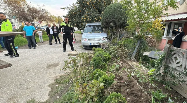 Düzce'deki korkunç kazada hafif ticari araç durakta bekleyenlere çarptı