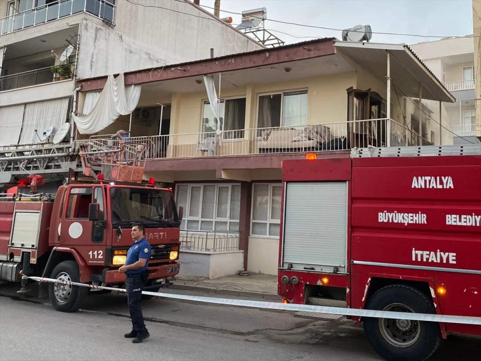 Antalya'da Yangında Mucizevi Kurtuluş: Muhabbet Kuşunun Kahraman Hikayesi
