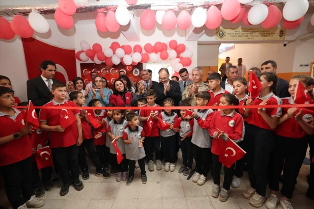 Siirt'te Kütüphane Açılışı Vatanseverliğe Damga Vurdu