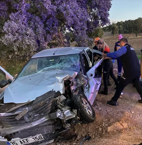 Uşak'ta Dikkatsizlik Faciası: Traktörle Otomobil Çarpışmasın...