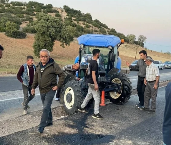 Uşak'ta Dikkatsizlik Faciası: Traktörle Otomobil Çarpışmasında Çifti Yaraladılar