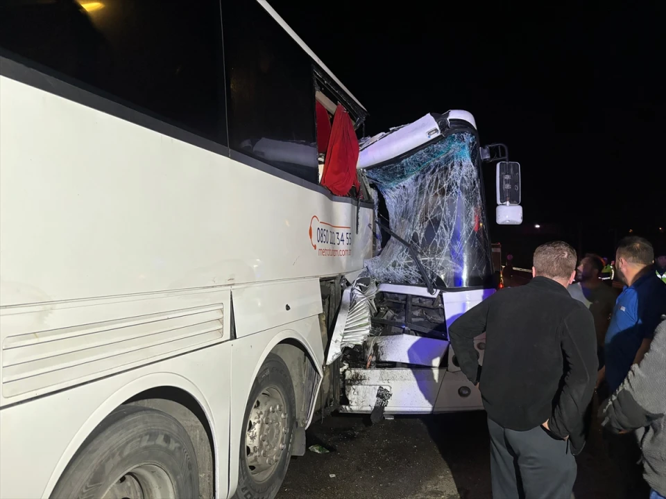 Sinop'ta İki Otobüsün Çarpıştığı Kaza Can Sıkıcı Anlara Sahne Oldu