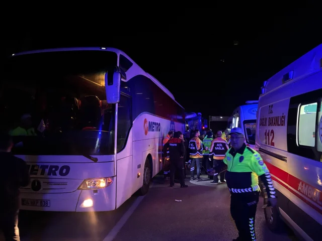 Sinop'ta İki Otobüsün Çarpıştığı Kaza Can Sıkıcı Anlara Sahne Oldu