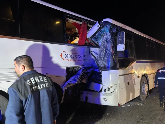 Sinop'ta İki Otobüsün Çarpıştığı Kaza Can Sıkıcı Anlara Sahne Oldu