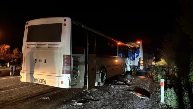 Sinop'ta İki Otobüsün Çarpıştığı Kaza Can Sıkıcı Anlara Sahne Oldu
