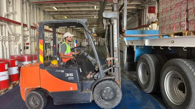 Türkiye'nin 17. İyilik Gemisi El-Ariş Limanı'nda Yardımlara...