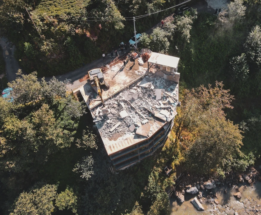 Fırtına Vadisi'nde İzinsiz Yapılar Yıkılıyor