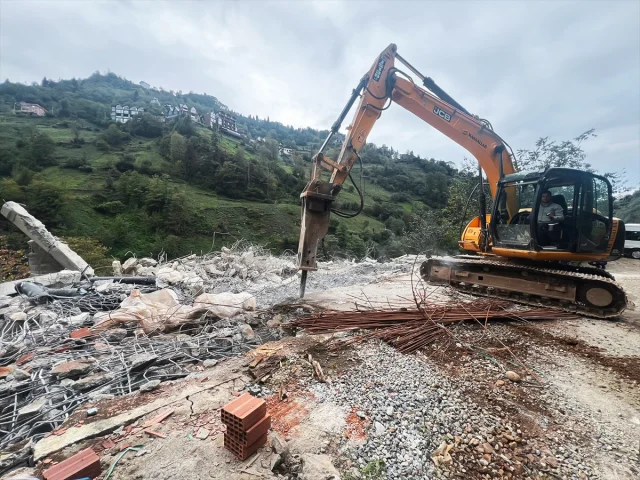 Fırtına Vadisi'nde İzinsiz Yapılar Yıkılıyor