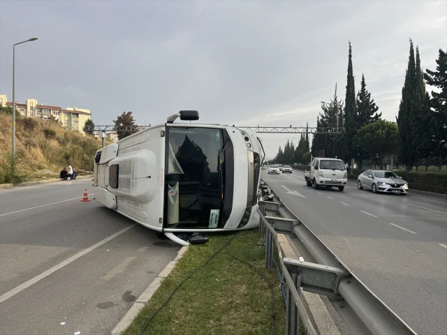 İzmir'de Midibüs Kazası Panik Yarattı