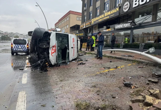 Büyükçekmece'de Feci Kaza: Devrilen Minibüs ve Detaylar