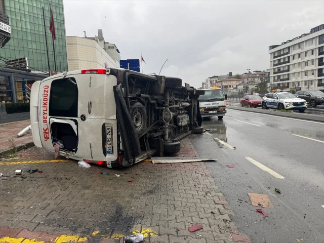 Büyükçekmece'de Feci Kaza: Devrilen Minibüs ve Detaylar