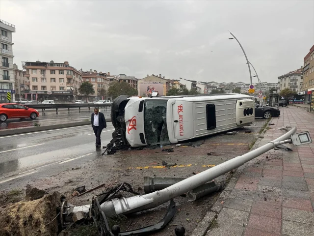 Büyükçekmece'de Feci Kaza: Devrilen Minibüs ve Detaylar