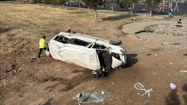 Sivas'ta Feci Kaza: Minibüsün Devrilmesiyle 4 Genç Yaralandı