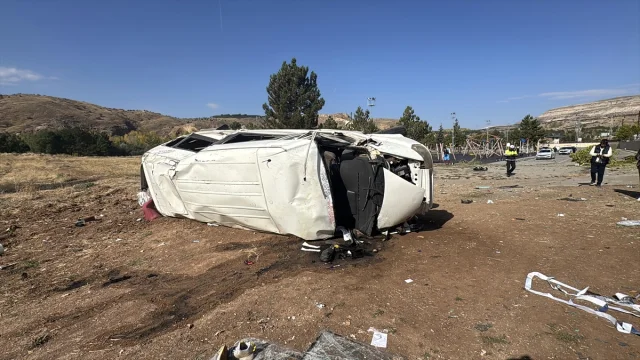 Sivas'ta Feci Kaza: Minibüsün Devrilmesiyle 4 Genç Yaralandı