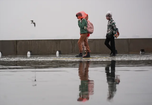 İzmir'de Sağanak Yağış Hayatı Felç Etti