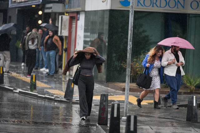 İzmir'de Sağanak Yağış Hayatı Felç Etti