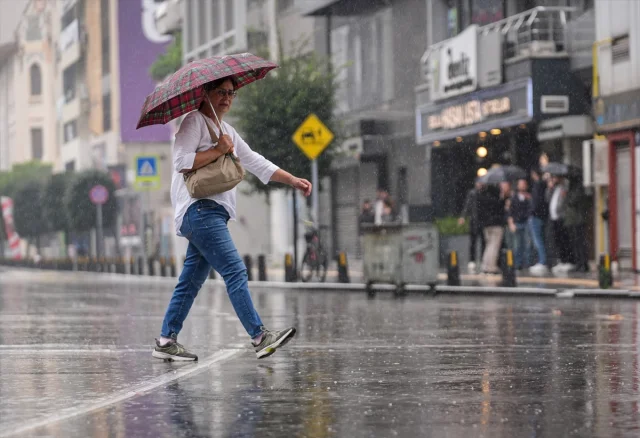 İzmir'de Sağanak Yağış Hayatı Felç Etti