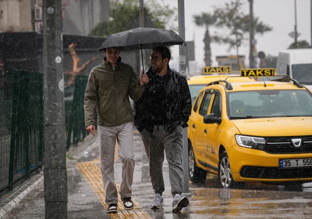 İzmir'de Sağanak Yağış Hayatı Felç Etti