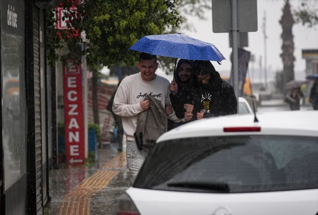 İzmir'de Sağanak Yağış Hayatı Felç Etti