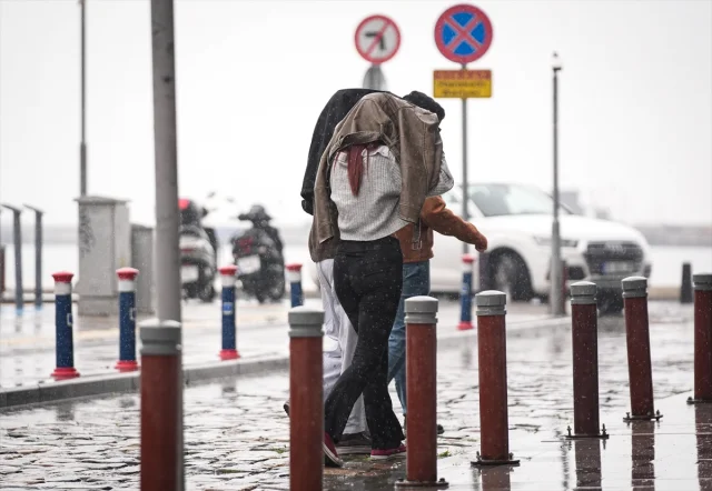 İzmir'de Sağanak Yağış Hayatı Felç Etti