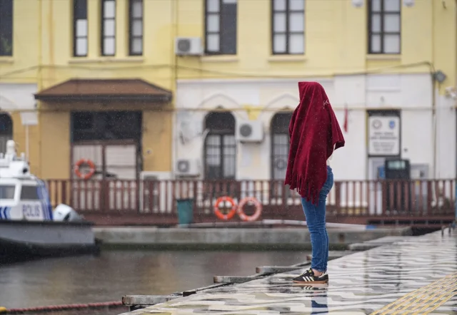 İzmir'de Sağanak Yağış Hayatı Felç Etti