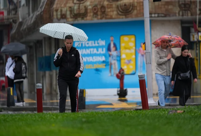 İzmir'de Sağanak Yağış Hayatı Felç Etti