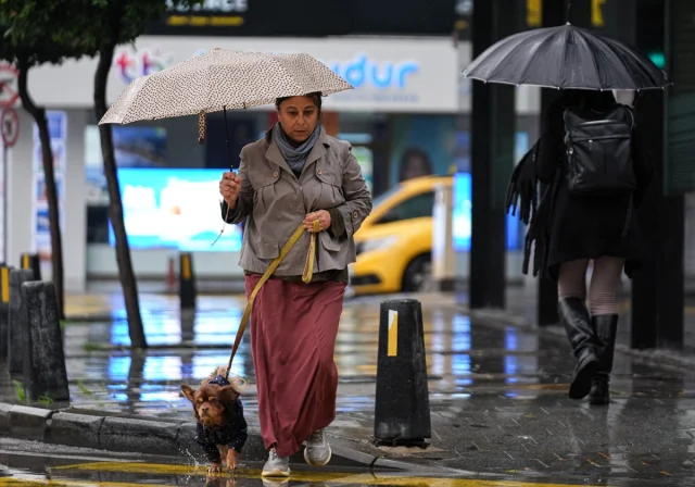 İzmir'de Sağanak Yağış Hayatı Felç Etti