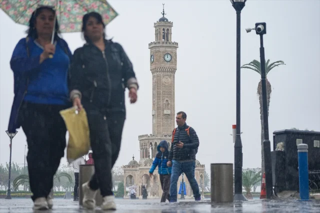 İzmir'de Sağanak Yağış Hayatı Felç Etti