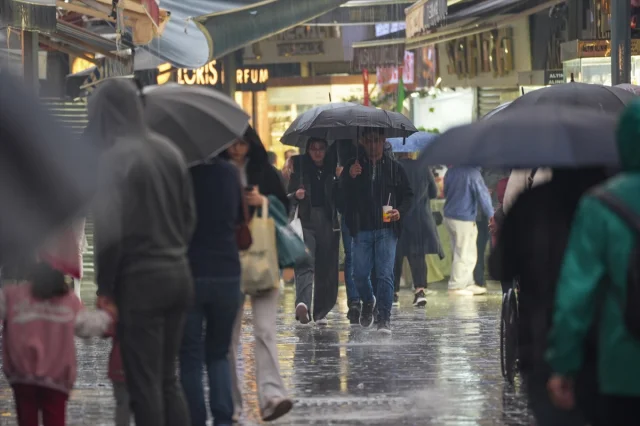 İzmir'de Sağanak Yağış Hayatı Felç Etti