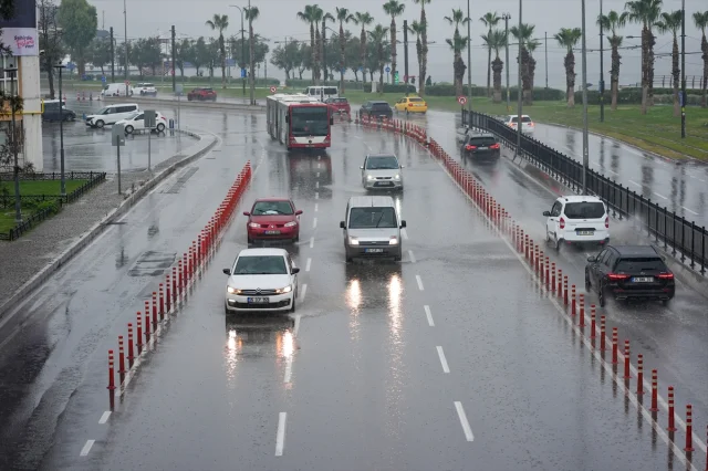 İzmir'de Sağanak Yağış Hayatı Felç Etti