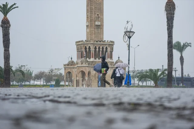 İzmir'de Sağanak Yağış Hayatı Felç Etti