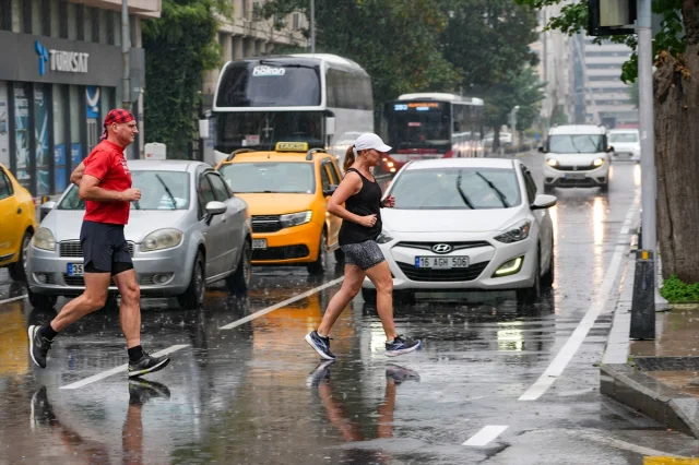 İzmir'de Sağanak Yağış Hayatı Felç Etti