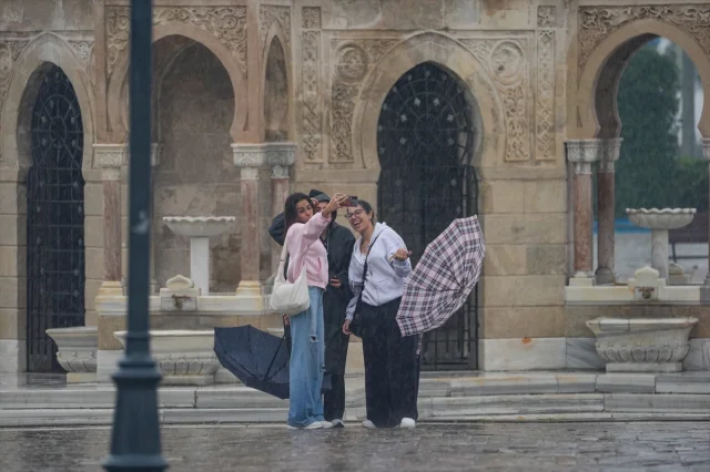 İzmir'de Sağanak Yağış Hayatı Felç Etti