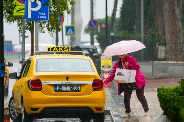 İzmir'de Sağanak Yağış Hayatı Felç Etti