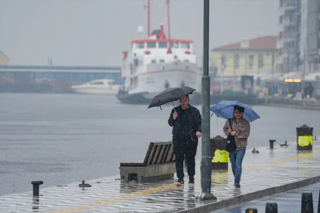İzmir'de Sağanak Yağış Hayatı Felç Etti