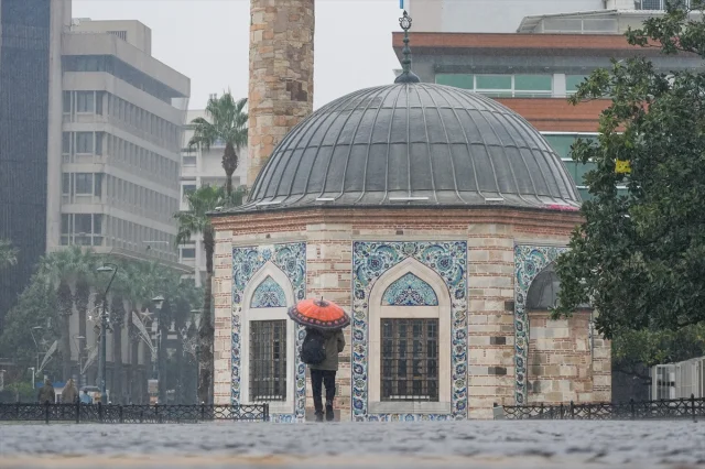 İzmir'de Sağanak Yağış Hayatı Felç Etti