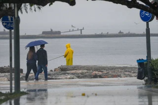 İzmir'de Sağanak Yağış Hayatı Felç Etti