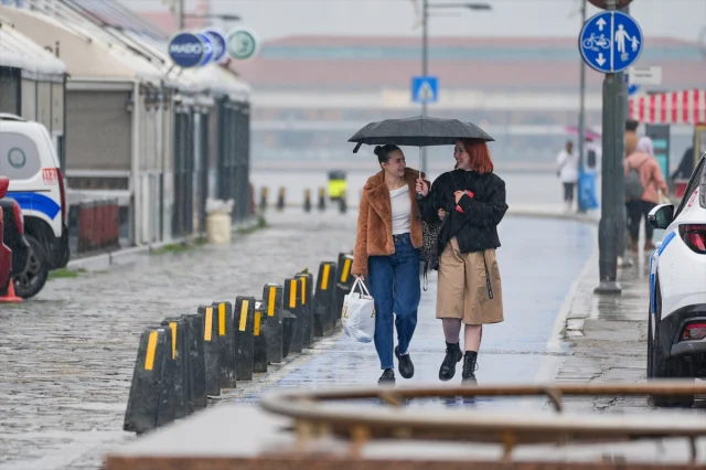 İzmir'de Sağanak Yağış Hayatı Felç Etti