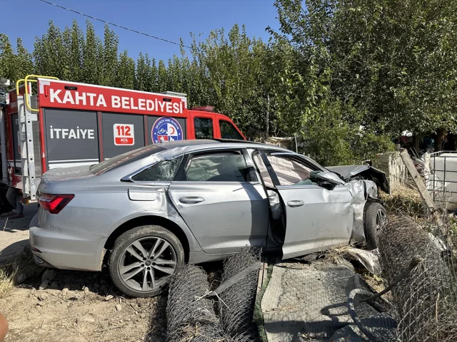 Adıyaman'daki kazada ambulans ve otomobil çarpıştı 8 kişi hastaneye kaldırıldı