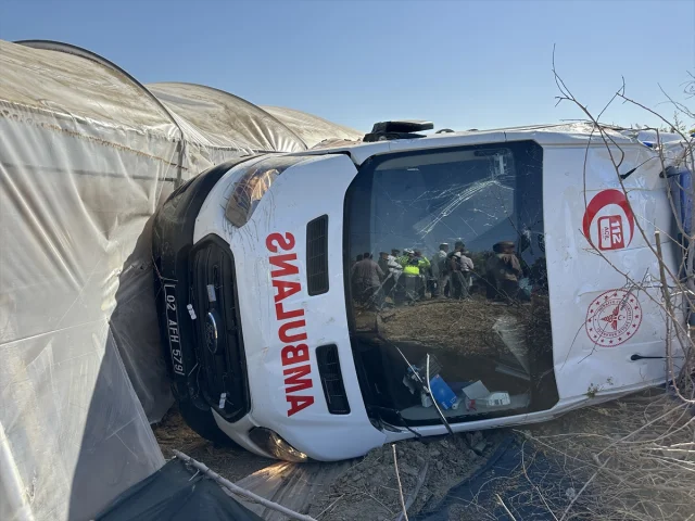 Adıyaman'daki kazada ambulans ve otomobil çarpıştı 8 kişi hastaneye kaldırıldı
