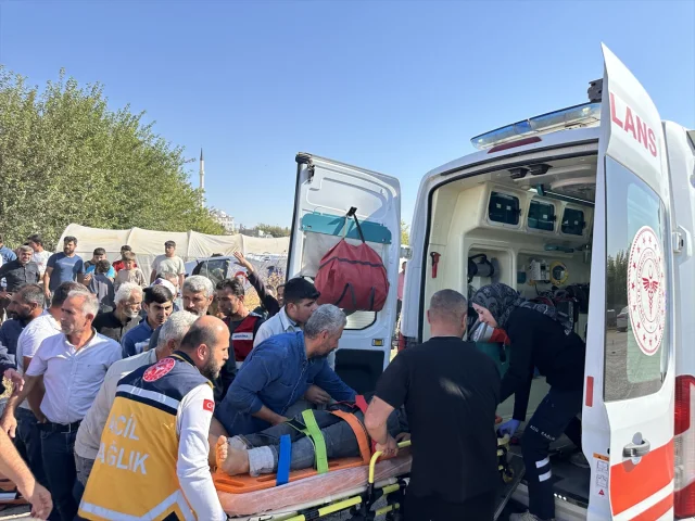 Adıyaman'daki kazada ambulans ve otomobil çarpıştı 8 kişi hastaneye kaldırıldı