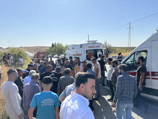 Adıyaman'daki kazada ambulans ve otomobil çarpıştı 8 kişi hastaneye kaldırıldı