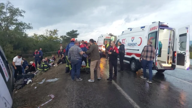 Denizli'de Feci Kaza: Midibüs Devrildi, 1 Kişi Hayatını Kaybetti