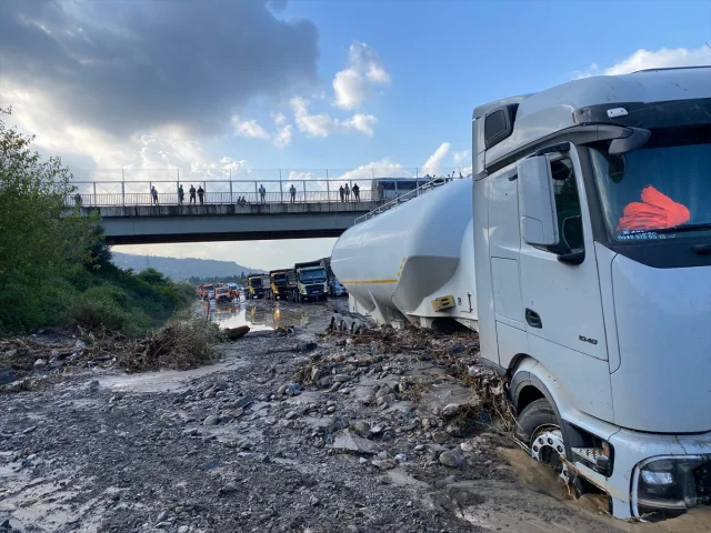 Hatay'da Yağmur Kabusu: Otoyolda Araçlar Mahsur