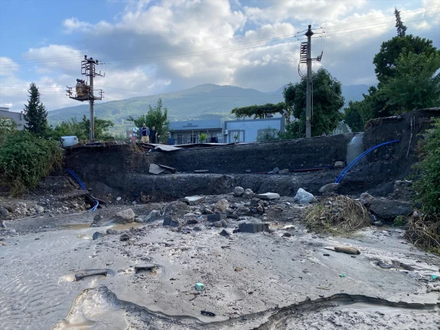 Hatay'da Yağmur Kabusu: Otoyolda Araçlar Mahsur