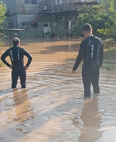 Hatay'da Yağmur Kabusu: Otoyolda Araçlar Mahsur